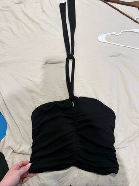 En Elly Black Halter Ruched Crop Top
